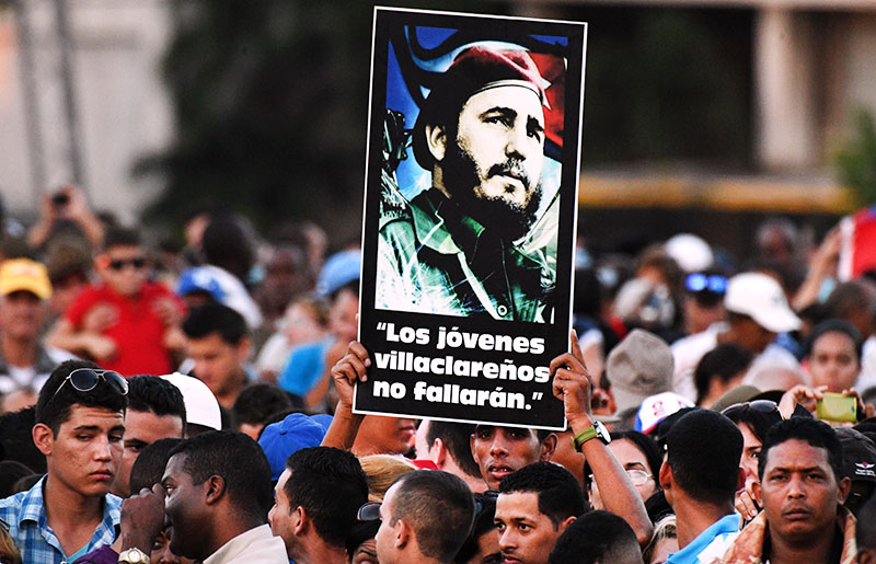 Кубинцы во время митинга в память об ушедшем из жизни лидером кубинской революции Фиделе Кастро