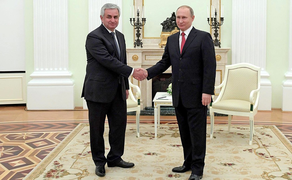 Президент России Владимир Путин и президент Абхазии Рауль Хаджимба