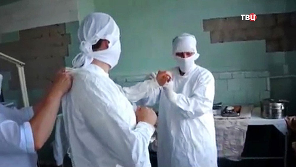 Хирурги проводят операцию на Украине