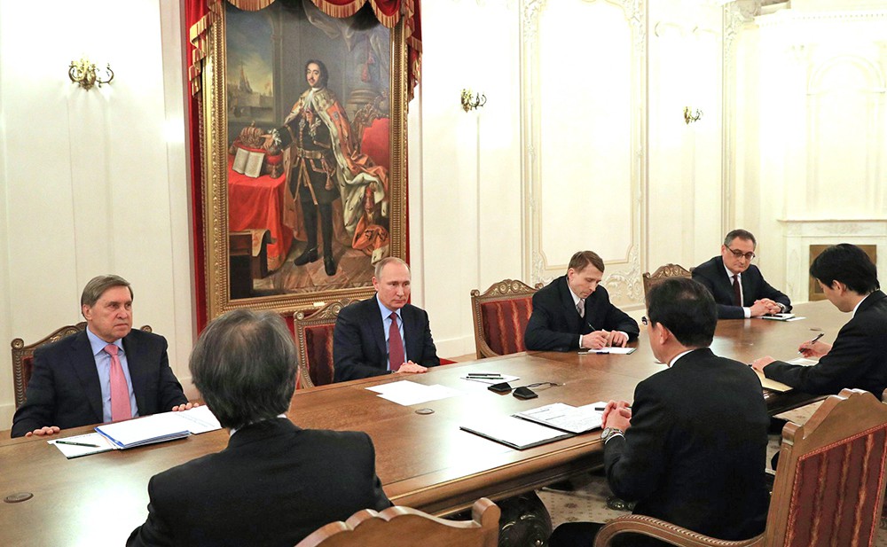 Президент России Владимир Путин на в стрече с главой МИД Японии Фумио Кисидой