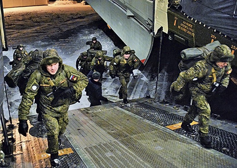 Военнослужащие армии России заходят в самолет