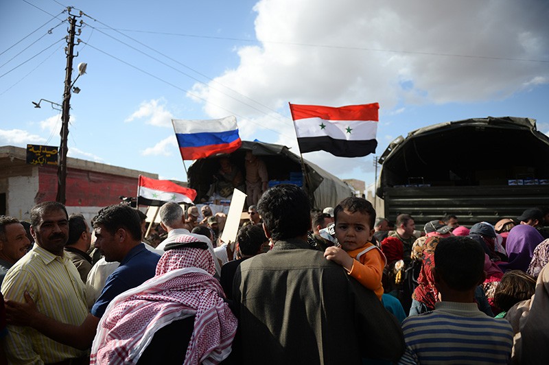 Во время раздачи российской гуманитарной помощи жителям Сирии 