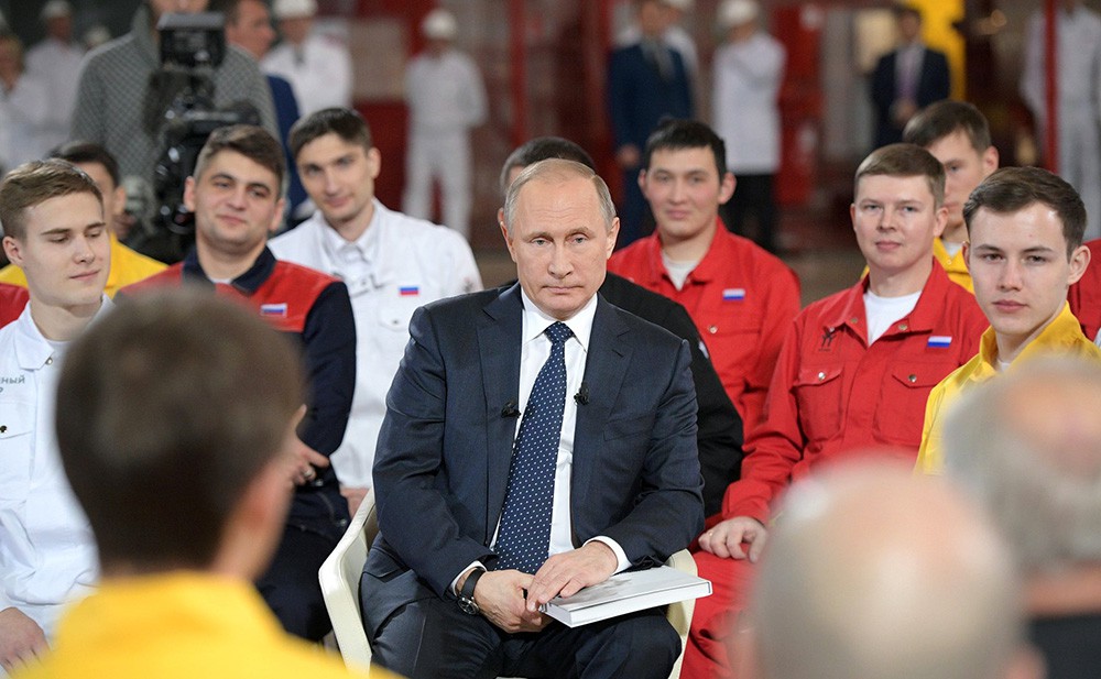 Президент России Владимир Путин общается с рабочими предприятия "Этерно"