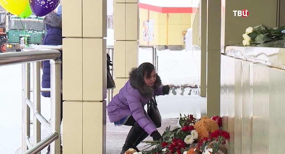 Девушка возлагает цветы в память о погибших в автокатастрофе на трассе Тюмень — Ханты-Мансийск