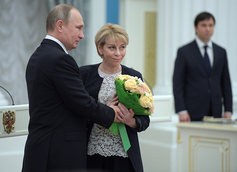Президент России Владимир Путин во время вручения госпремии Елизавете Глинке в Кремле