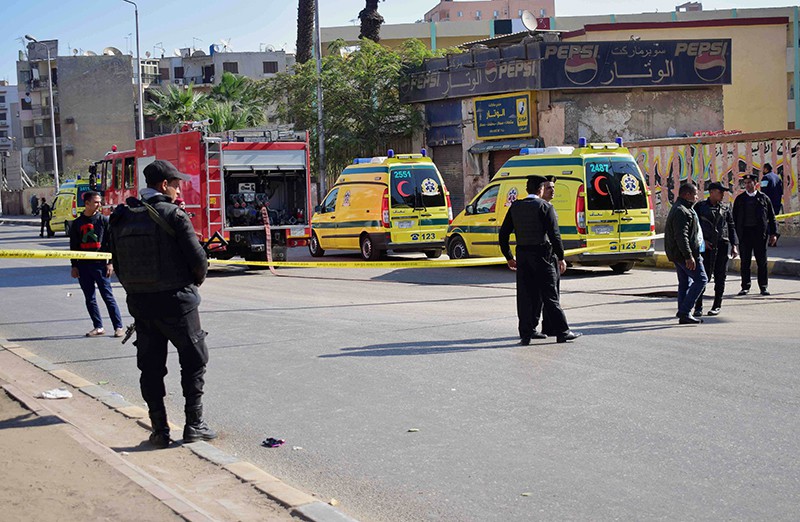 Полиция и скорая помощь на месте взрыва в Каире, Египет 