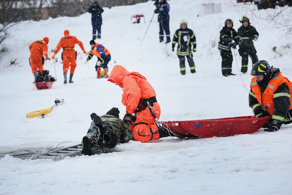 Спасатели МЧС спасают провалившихся под лед