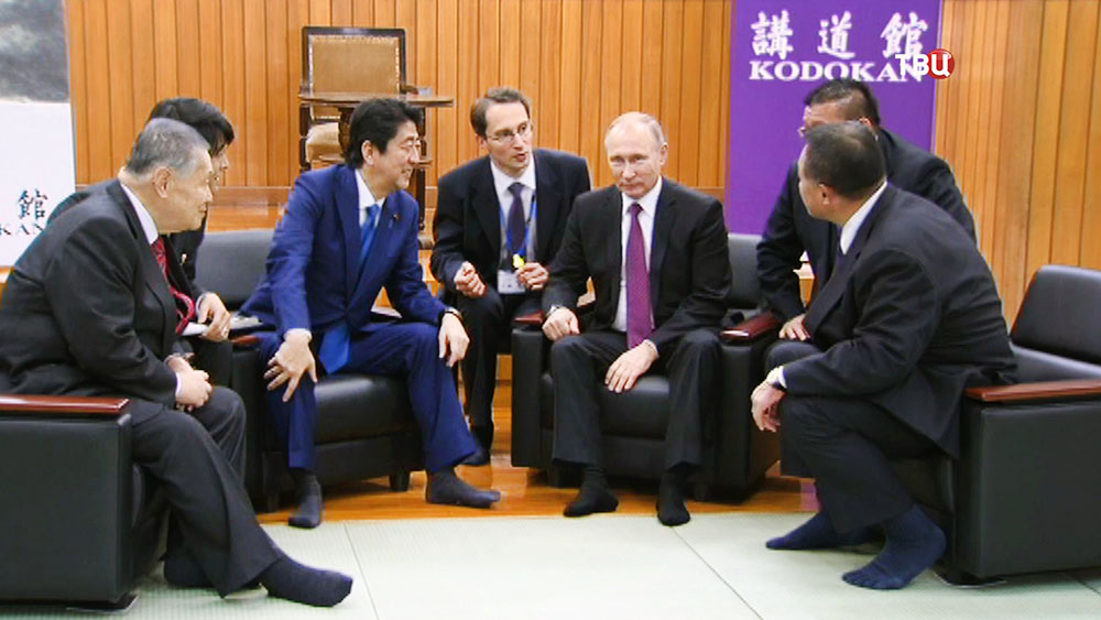Президент РФ Владимир Путин и премьер-министр Японии Синдзо Абэ посетили цента дзюдо "Кодокан"