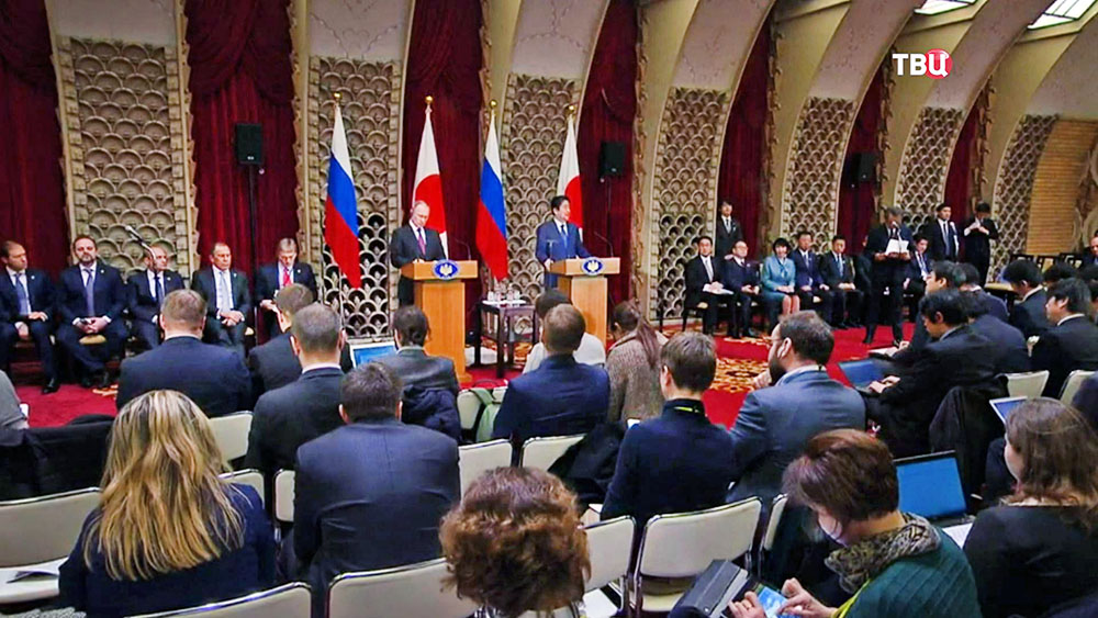 Президент РФ Владимир Путин и премьер-министр Японии Синдзо Абэ на пресс-конференции