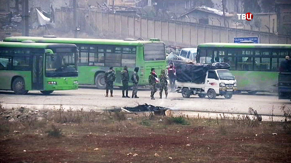 Автобусы в ожидании выхода боевиков из районов Алеппо