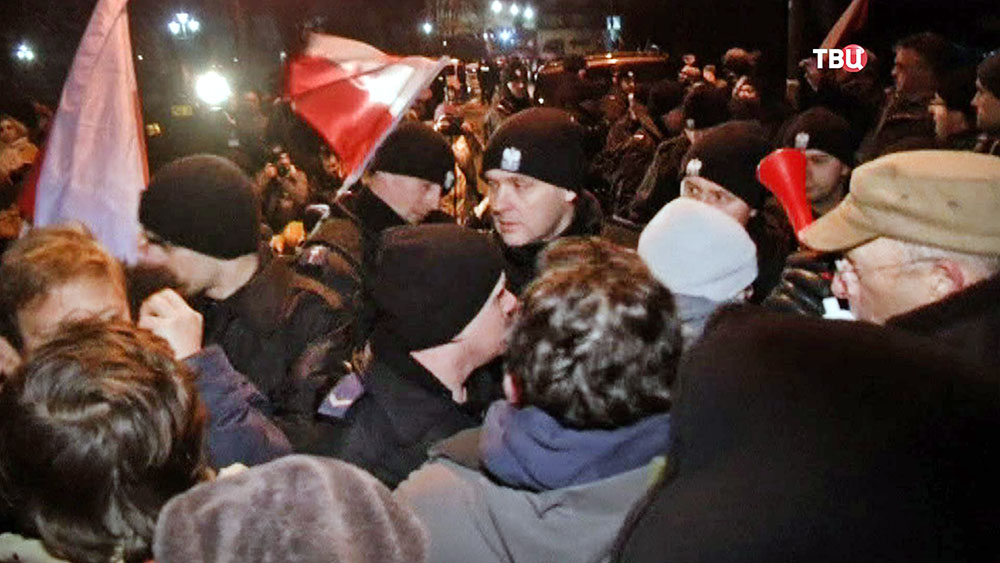 Полиция Польши разгоняет митинг