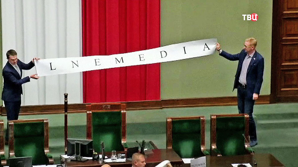 Партия опозиции в Польше заблакировала парламентскую трибуну