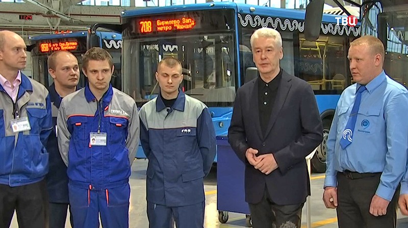 Сергей Собянин осматривает новые автобусы 