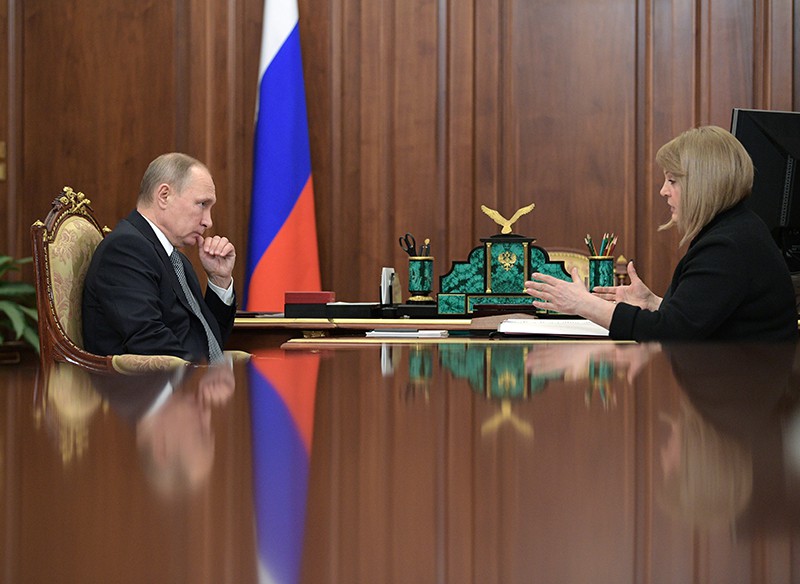 Президент России Владимир Путин и председатель ЦИК Элла Памфилова во время встречи