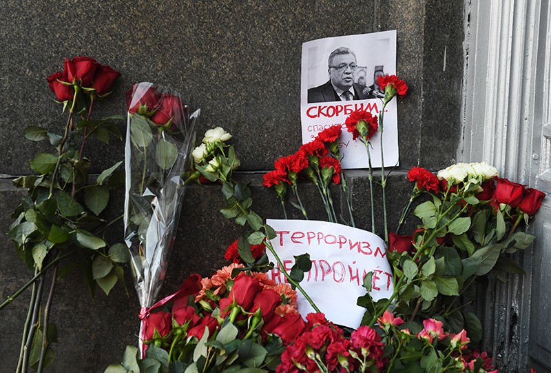 Цветы у здания МИД России в связи с гибелью посла России в Турции Андрея Карлова