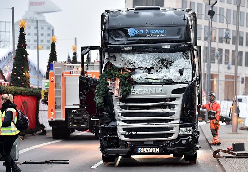 На месте происшествия, где грузовик протаранил рождественскую ярмарку в Берлине 