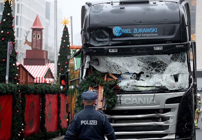 На месте происшествия, где грузовик протаранил рождественскую ярмарку в Берлине 