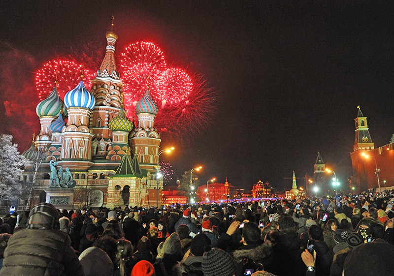 Жители и гости столицы празднуют встречу Нового года на Красной площади
