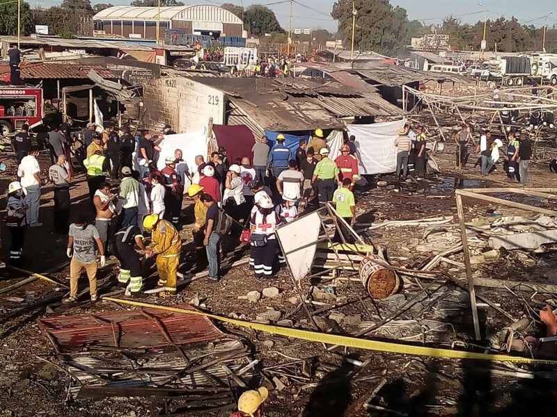 Спасатели на месте взрыва пиротехники в Мексике