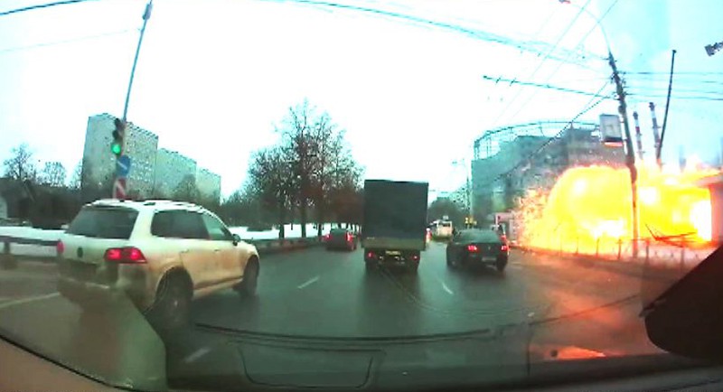 Момент взрыва в подземном переходе станции метро "Коломенская"