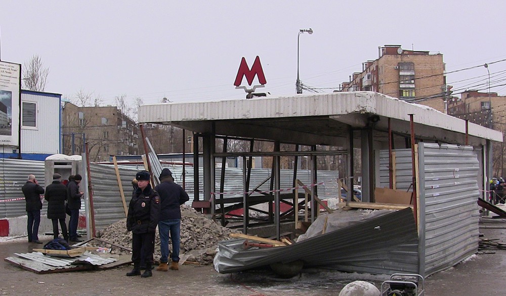 Последствия взрыва газового баллона в переходе станции метро "Коломенская"