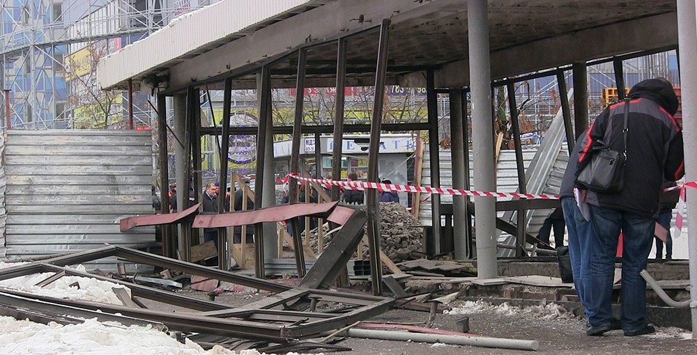 Последствия взрыва газового баллона в переходе станции метро "Коломенская"