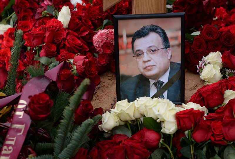 Фотография на могиле посла России в Турции Андрея Карлова