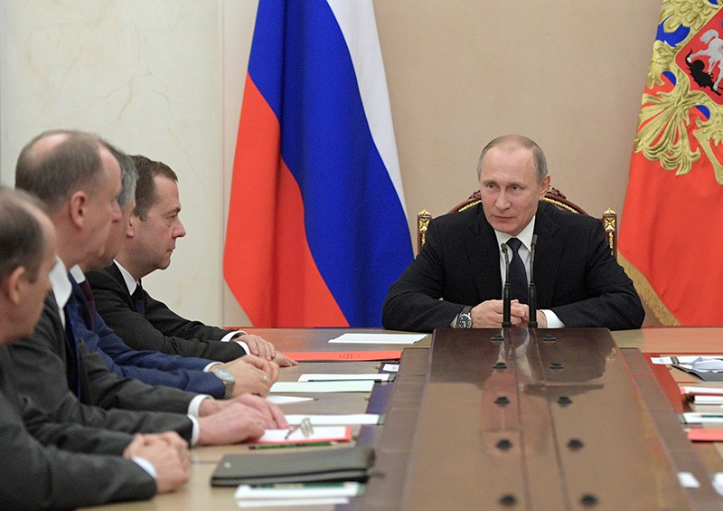 Президент РФ Владимир Путин проводит совещание с постоянными членами Совета безопасности