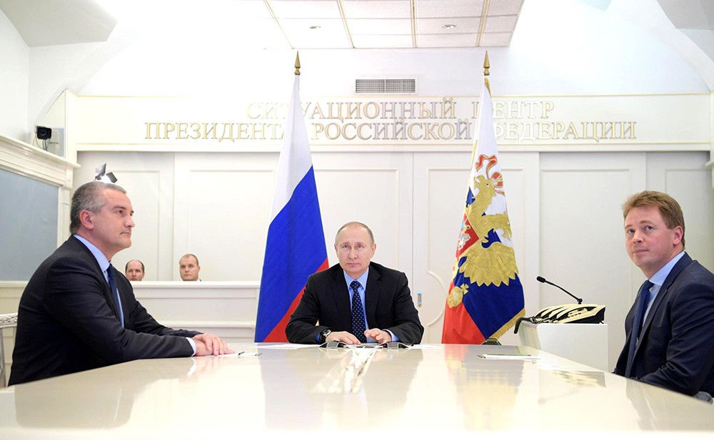 Владимир Путин в режиме видеоконференции общается с полуостровом Крым