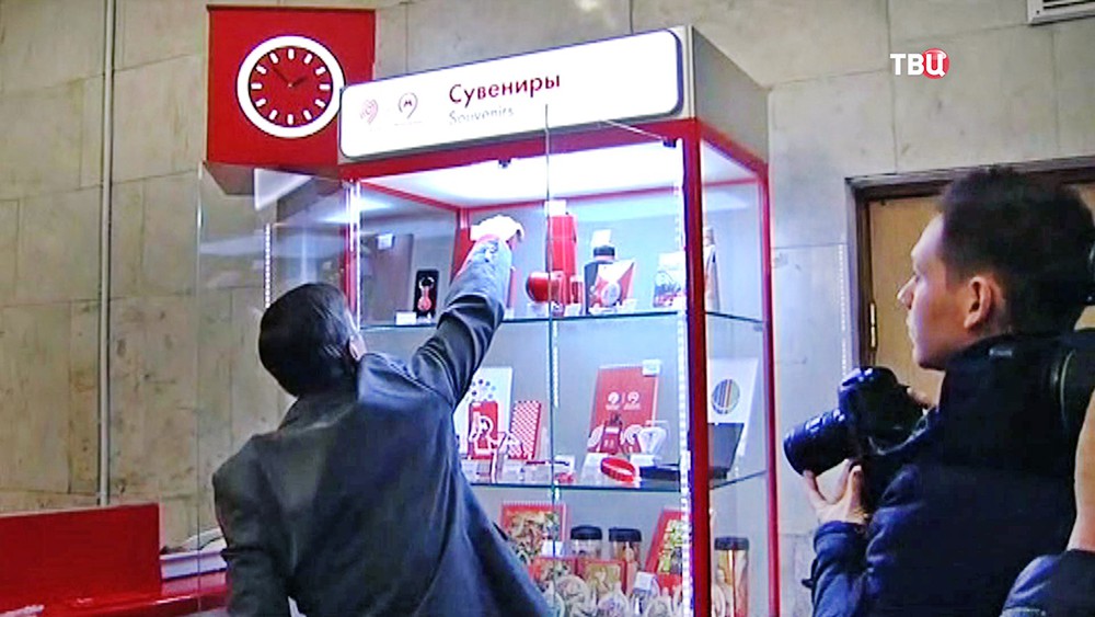 Продажа сувениров в московском метро