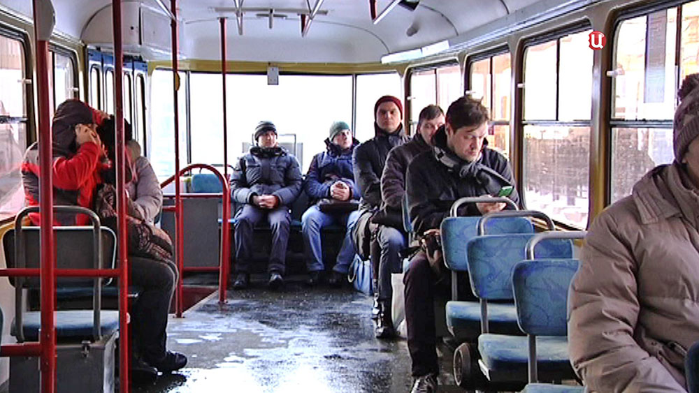 Пассажиры в трамвае