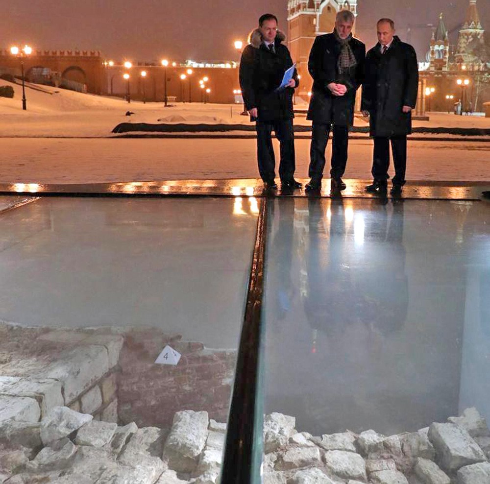 Владимир Путин осмотрел музей археологических раскопок Московского Кремля