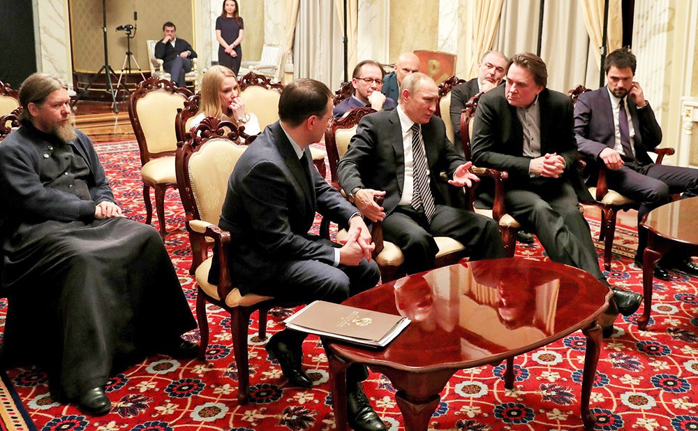 Владимир Путин на встрече со съёмочной группой фильма "Викинг"