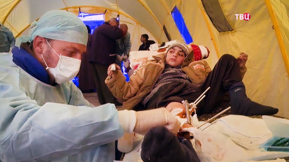Военные врачи осматривают жителей Сирии