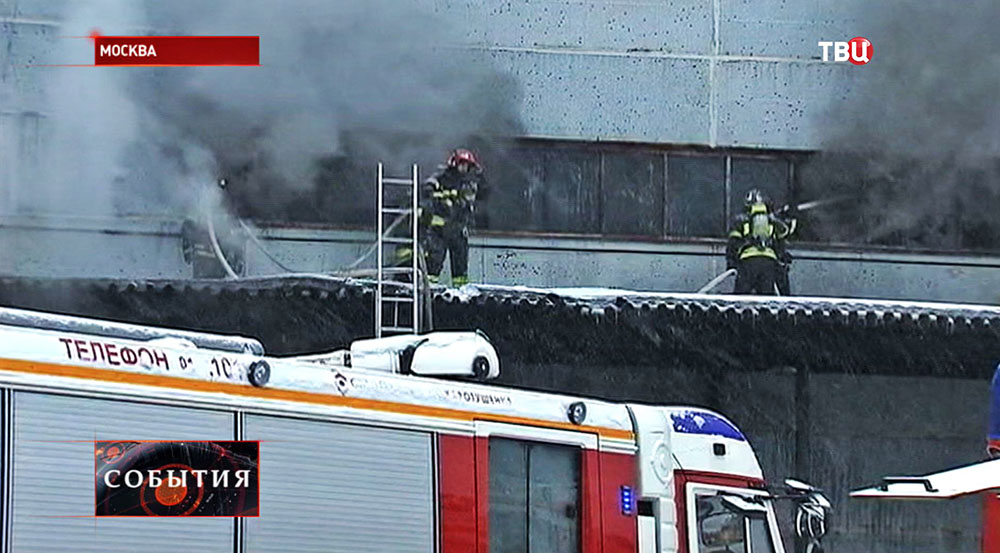 Тушение возгорания на складе в Москве
