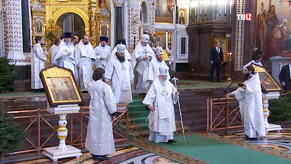 Патриарх Московский и всея Руси Кирилл во время литургии в храме Христа Спасителя 