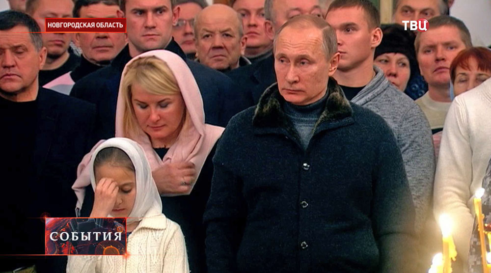 Владимир Путин во время службы в Спасском соборе Свято-Юрьева монастыря в Новгородской области 