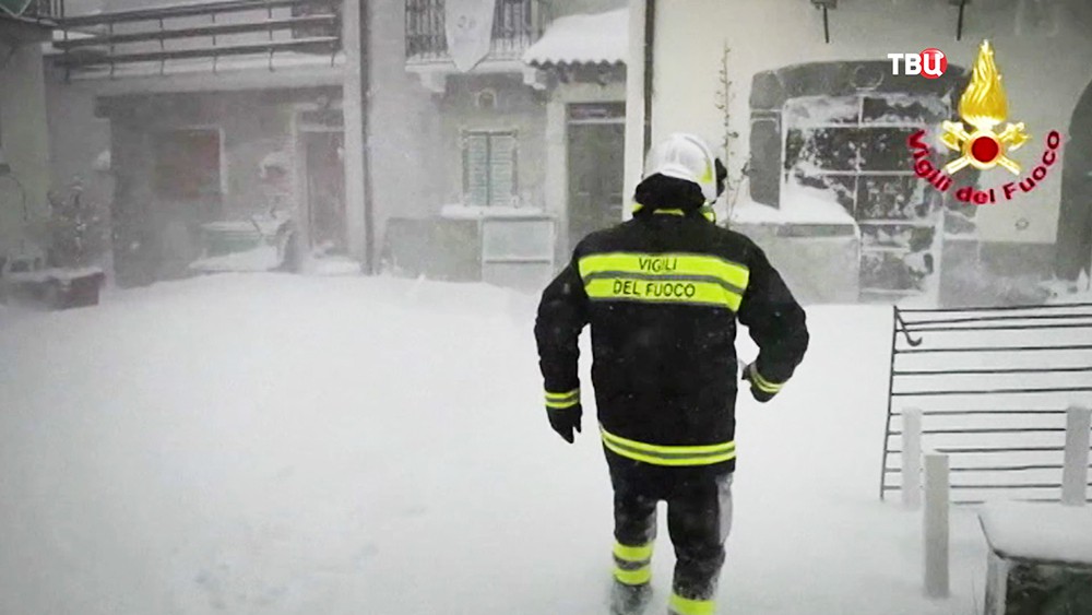 Спасатели Италии во время снегопада