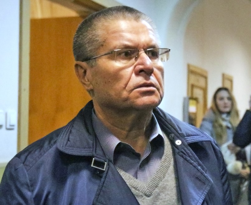 Алексей Улюкаев под конвоем в зале суда