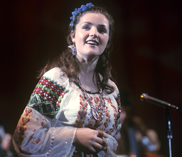 Мне приписывали роман с Ельциным и сыном Чаушеску". Звезда советской эстрады - о