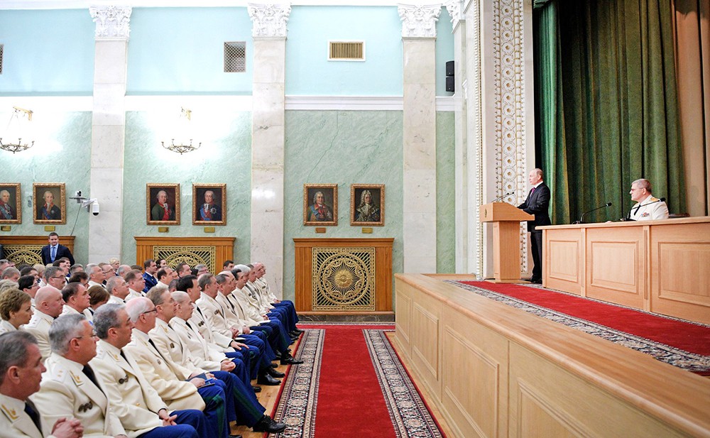 Владимир Путин выступает на заседании российской прокуратуры