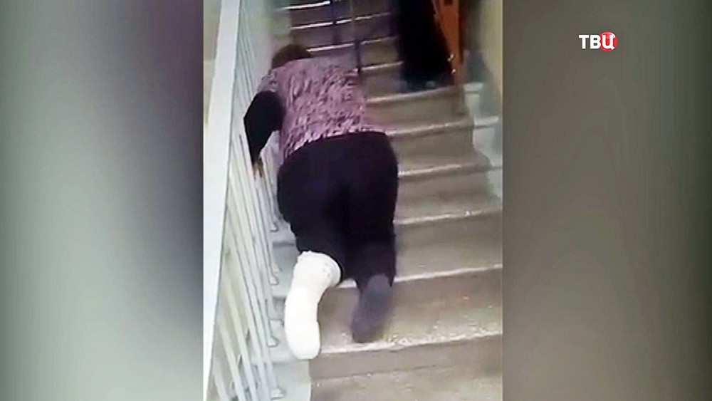 Пациентка поликлиники в Уфе спускается по лестнице на коленях
