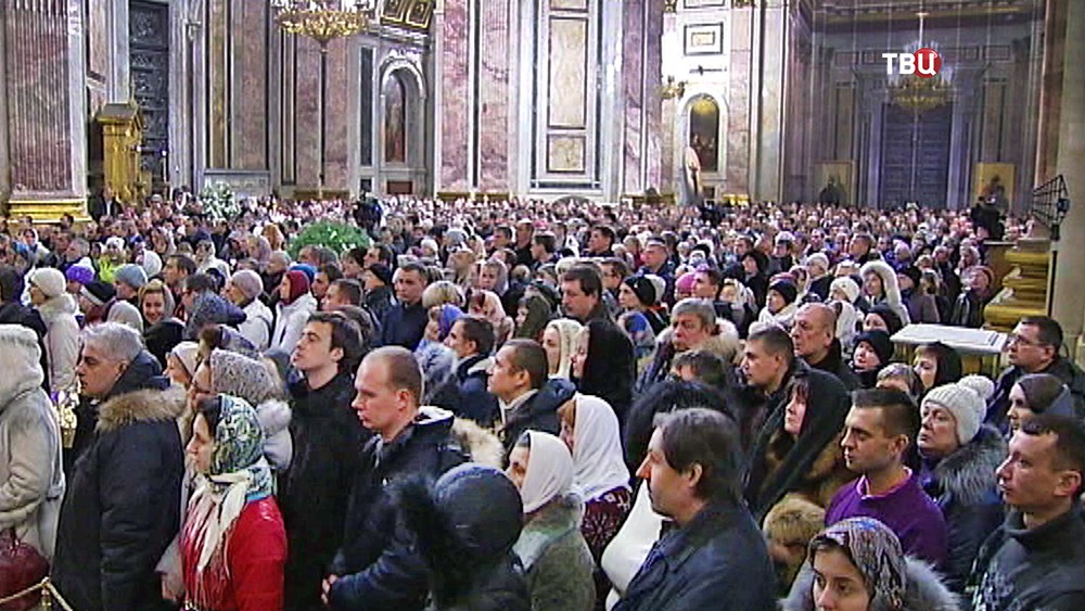 Православные верующие в Исаакиевском соборе