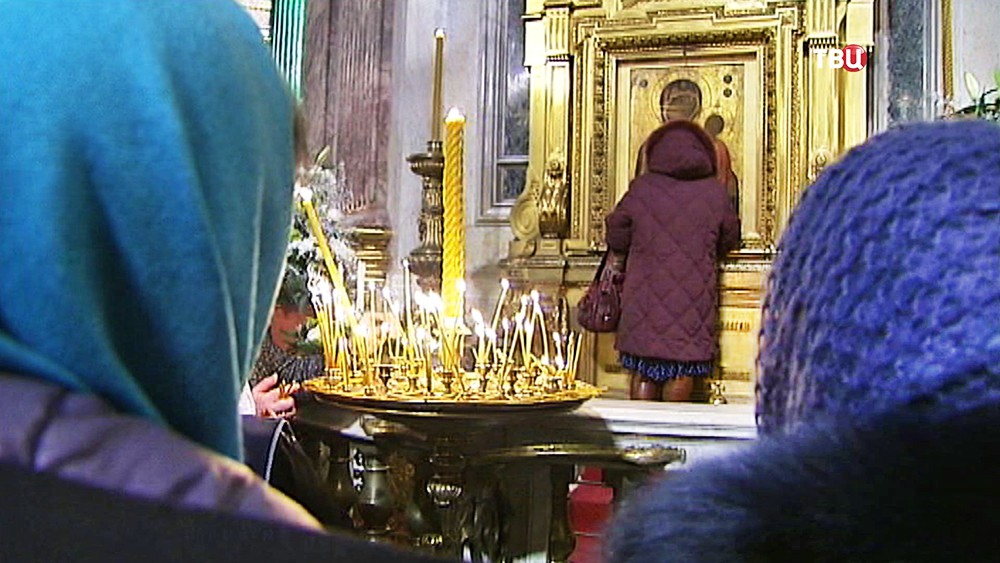 Православные верующие молятся