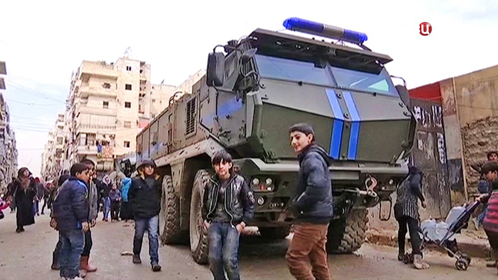 Машины военной полиции Сирии и школьники