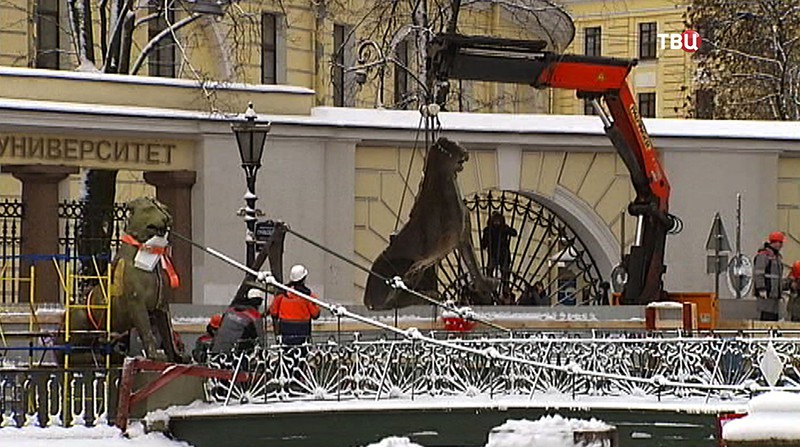 Демонтаж скульптур грифонов с Банковского моста в Санкт-Петербурге для отправки их на реставрацию