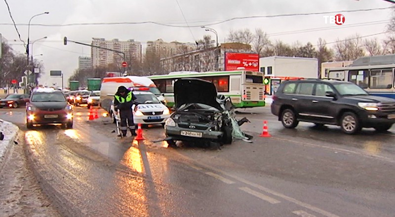 ДТП с участием автобуса и двух автомобилей в Москве 