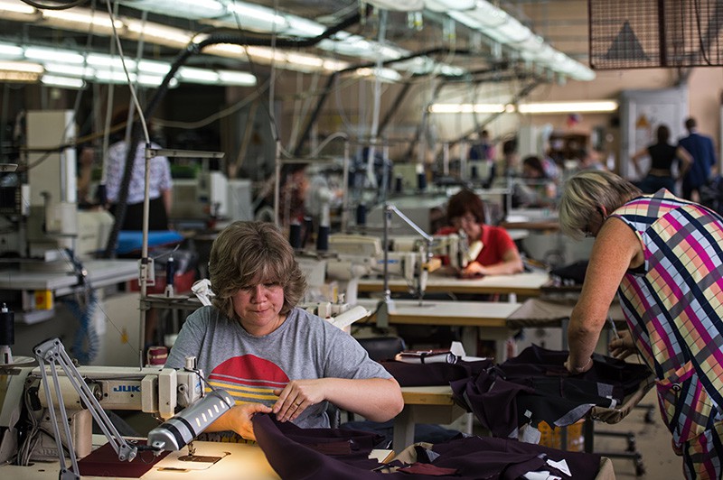 Работники в цехе швейной фабрики 