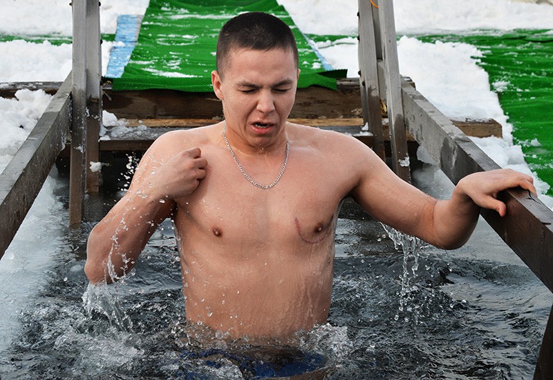 Мужчина во время крещенского купания