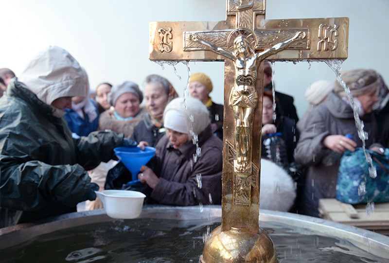 Верующие набирают воду в Крещенский сочельник